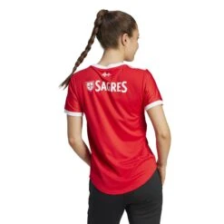 ADIDAS Heimtrikot Der Frauen Benfica Lisbonne 2022/23 17 ADIDAS Heimtrikot Der Frauen Benfica Lisbonne 2022/23 -ADIDAS Verkäufe adidas ga8526 6 apparel on model back view white