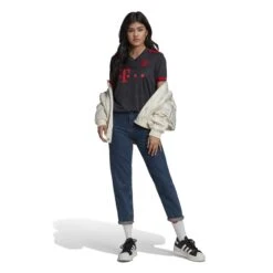 ADIDAS Drittliga-Trikot Frauen Bayern Munich FC 2022/23 -ADIDAS Verkäufe adidas h64104 7 apparel on model walking view white