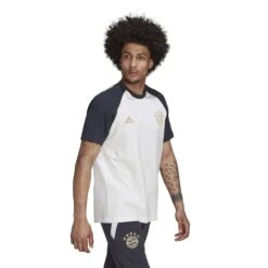 ADIDAS Trikot Bayern Munich FC Travel 2022/23 -ADIDAS Verkäufe adidas hf1352 6 apparel on model walking view white