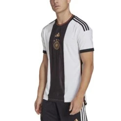ADIDAS Authentisches Heimtrikot Der Fußball-Weltmeisterschaft 2022 Deutschland -ADIDAS Verkäufe adidas hf1693 5 apparel on model front view white