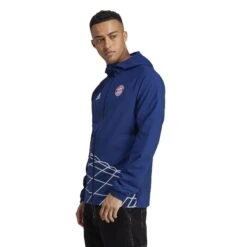 ADIDAS Wasserdichte Jacke Bayern Munich Graphic -ADIDAS Verkäufe adidas ht8828 6 apparel on model side view white