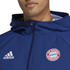 ADIDAS Wasserdichte Jacke Bayern Munich Graphic -ADIDAS Verkäufe adidas ht8828 9 apparel on model detail view 2 white