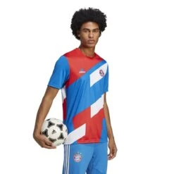 ADIDAS Prematch-Trikot Bayern Munich 2022/23 -ADIDAS Verkäufe adidas hu1261 7 apparel on model walking view white