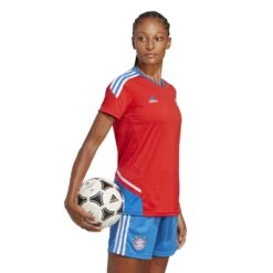ADIDAS Trainingstrikot Frau Bayern Munich Condivo 2022/23 -ADIDAS Verkäufe adidas hu1267 7 apparel on model walking view white