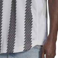 ADIDAS Authentisches Heimtrikot Juventus Turin 2022/23 29 ADIDAS Authentisches Heimtrikot Juventus Turin 2022/23 -ADIDAS Verkäufe h38902 10 apparel on model detail view 2 white