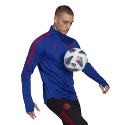 ADIDAS Fc Jacke Bayern Munich Haut Tiro Warm 2021/22 17 ADIDAS Fc Jacke Bayern Munich Haut Tiro Warm 2021/22 -ADIDAS Verkäufe ha2542 app on model walking white