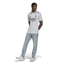 ADIDAS Heimtrikot Real Madrid 2022/23 -ADIDAS Verkäufe hf0291 8 apparel on model walking view white 1