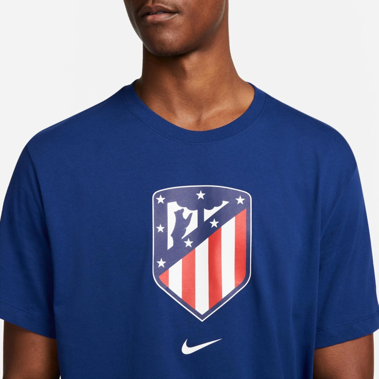 Nike T-Shirt Atlético Madrid Crest 2022/23 4 Nike T-Shirt Atlético Madrid Crest 2022/23 – Bild 2