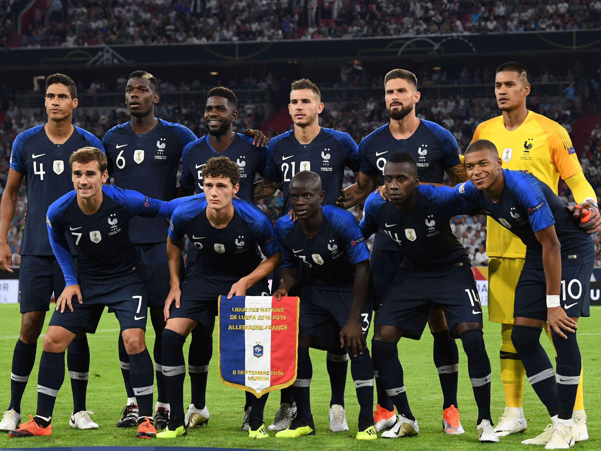 Titelseite -ADIDAS Verkäufe 25837599 frankreichs fussball nationalspieler beim mannschaftsfoto vor einem spiel bei der em 2021 ist die franzoesische nationalmannschaft einer der favoriten 3ye9